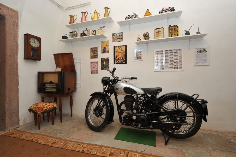 Kavárnička na zámku a muzeum motocyklů