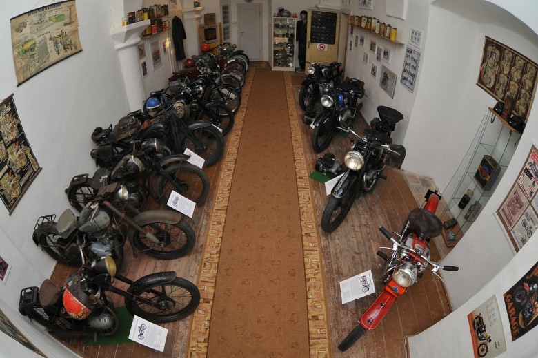 Kavárnička na zámku a muzeum motocyklů